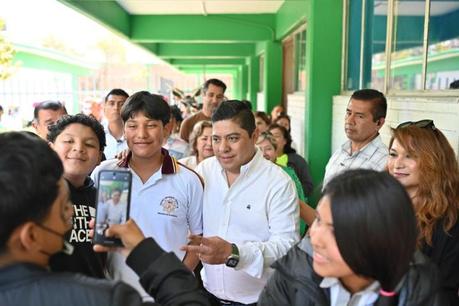 Ricardo Gallardo propondrá regular uso de celulares en primarias y secundarias