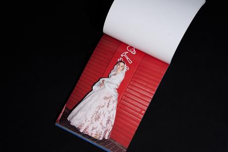 Falleras, graffitis y papel: cuando el folklore se imprime