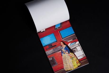 Falleras, graffitis y papel: cuando el folklore se imprime