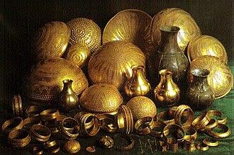 El Tesoro de Villena y sus piezas de origen espacial Cuencos y brazaletes de oro pertenecientes al Tesoro de Villena, forjados en la Edad del Bronce.