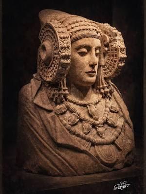 El misterio de la Dama de Elche El cĂŠlebre busto Ăbero de la Dama de Elche tallado en piedra caliza con sus caracterĂsticos rodetes.
