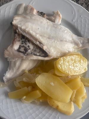 Lomos de dorada jugosos cocinados al vapor sobre una cama de patatas y cebolla panadera confitadas en sartĂŠn.