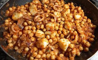 Garbanzos con sepia y calamar