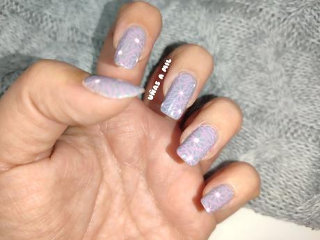 Diseño de uñas en gris y rosa con flores
