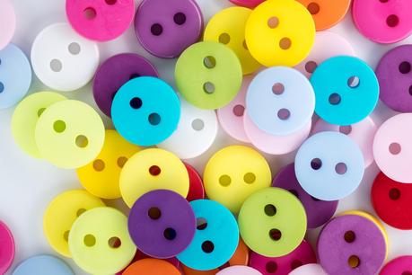 EL EXTRAÑO ORIGEN DE LOS BOTONES Y CÓMO TERMINARON CAMBIANDO LA MODA
