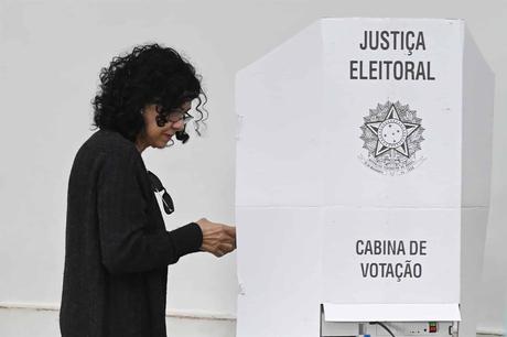 Cierran los colegios electorales en Brasil
