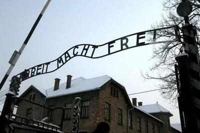 Huyen sin ir a prisión tres de los autores del robo del cartel de Auschwitz