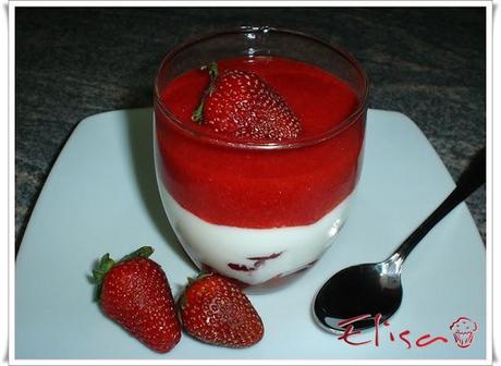 Copa de yogur griego con fresas