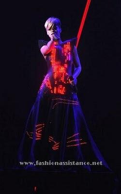 Rihanna ilumina el escenario con su particular traje de luces. Rihanna Performs in Paris