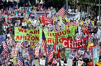 manifestación contra la ley antiinmigrante Do I look illegal?
