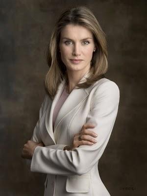 Dña. Letizia elige el color blanco para su nuevo retrato oficial. El look de la Princesa