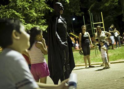Un Batman de verdad por las calles de Brasil