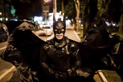 Un Batman de verdad por las calles de Brasil