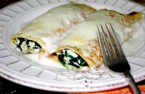 Canelones rellenos con espinaca, ricotta y pollo