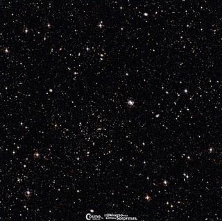 Un cúmulo y un mar de galaxias