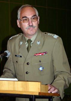 Polonia nombra su nuevo jefe militar tras la tragedia aérea