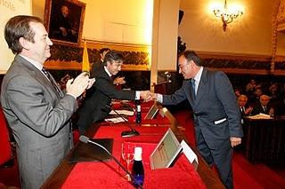 El dr Guido Decap, vicepresidente de Biogen Idec Iberia, recibe la mención de honor de la Sociedad Española de Neurología (SEN)