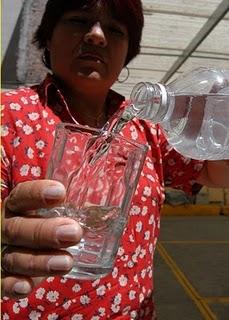 Beber agua en tiempo de calor controla la temperatura del cuerpo