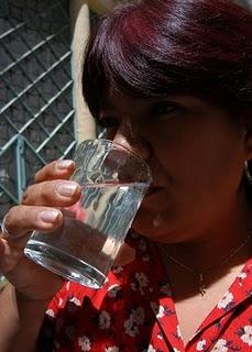 Beber agua en tiempo de calor controla la temperatura del cuerpo