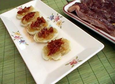 Rodajas de patata con cebolla caramelizada y tomates deshidratados al aceite de salvia