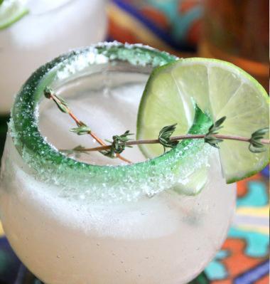 thyme-grapefruit-margaritas-loveandcupcakesblog {Sábado} Cócteles: un margarita con pomelo y tomillo
