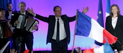 Sonrisas y lágrimas francesas ante la elección de Hollande.