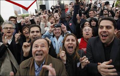 Sonrisas y lágrimas francesas ante la elección de Hollande.