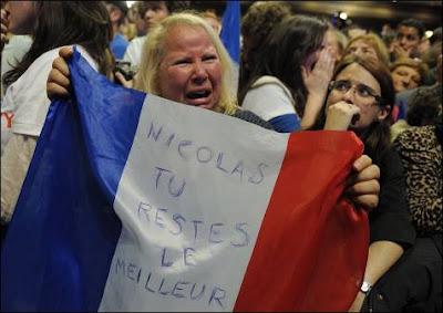 Sonrisas y lágrimas francesas ante la elección de Hollande.