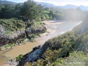 Playa de La Huelga, Llanes: Vista forma triangular desde acantilados