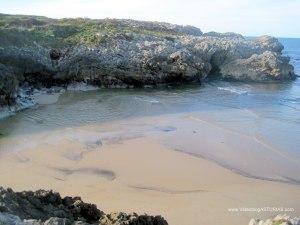 Playa de La Huelga, Llanes: Zona arenosa disponible en bajamar