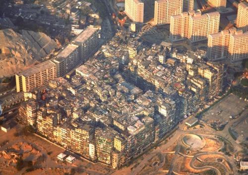 bionicaarquitectura:  La ciudad amurallada de Kowloon, ciudad de...