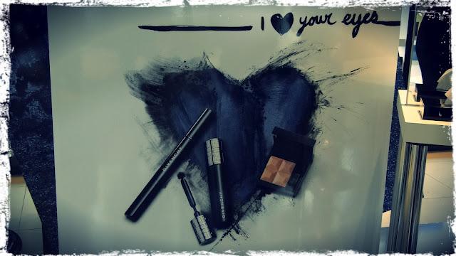 Pequeños pasos para un gran smokey, por Pao Dessaner para Givenchy.