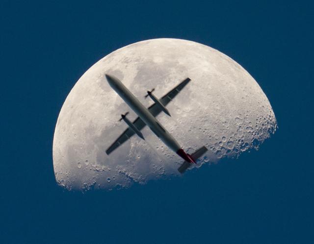 Un avión bajo la luna