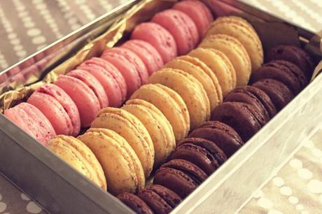 macarons en caja en tres colores