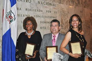 Jael Uribe recibe placa en clausura de XV Feria del Libro