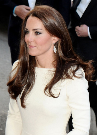 Kate Middleton causa sensación con un vestido blanco de Roland Mouret y sandalias de Jimmy Choo