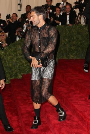 Marc Jacobs se presentó en la Gala Met 2012 con un vestido de encaje transparente y boxers