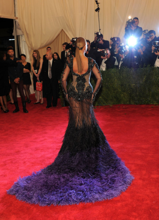 Impresionante Red Carpet en la Gala Met 2012. Beyoncé, Giselle Bündchen, Renee Zellweger, eligen el negro