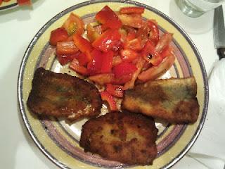 cena sardinas rebozadas y ensalada de tomate y pimiento