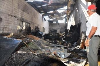 Fuego destruye mueblería en el sector Gurabo en Santiago