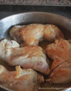 Pollo al Curry con guarnición de frutas. Una receta salada con un toque dulce