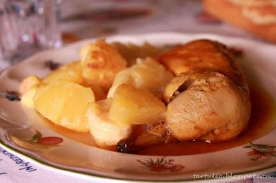 Pollo al Curry con guarnición de frutas. Una receta salada con un toque dulce