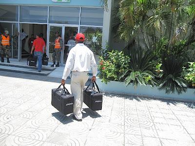 COBERTURA: Empezaron a repartir material electoral en Dominicana!
