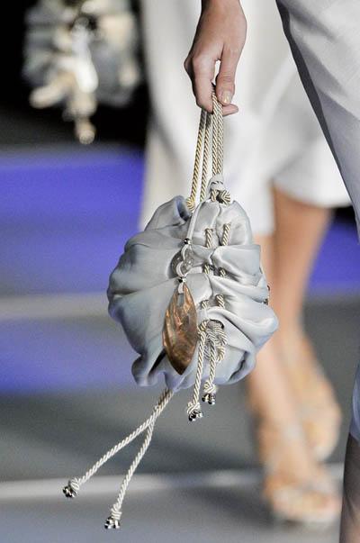 Vuelve el bolso limosnera