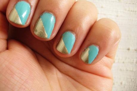 uñas pintadas de turquesa