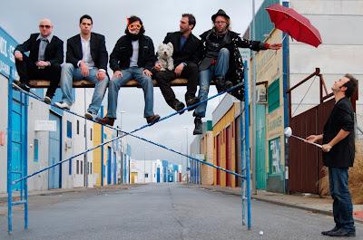 MONSTRUO / VOL. 1 CANCIONES (QUE SUENAN BIEN, QUE NO DICEN NADA Y QUE SON MENTIRA)