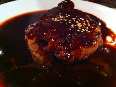 Mao y el falso solomillo a los cinco aromas.