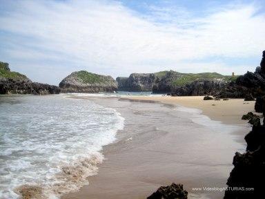 Playa de Cué en Llanes: Vistas desde la orilla