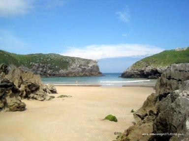 Playa de Cué en Llanes: Calas que se forma al subir la marea