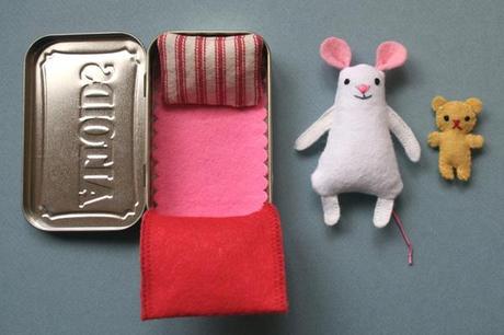 cajita con un ratón de fieltro